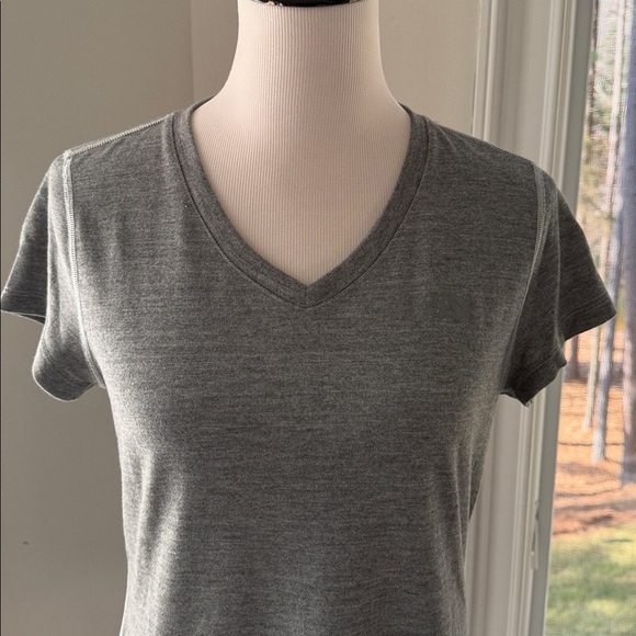 The North Face Women's Flash Dry SS V neck Tee, Medium, Like New - Picture 2 of 8